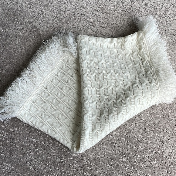 Classic cable knit fringed shawl - Picture 7 of 9